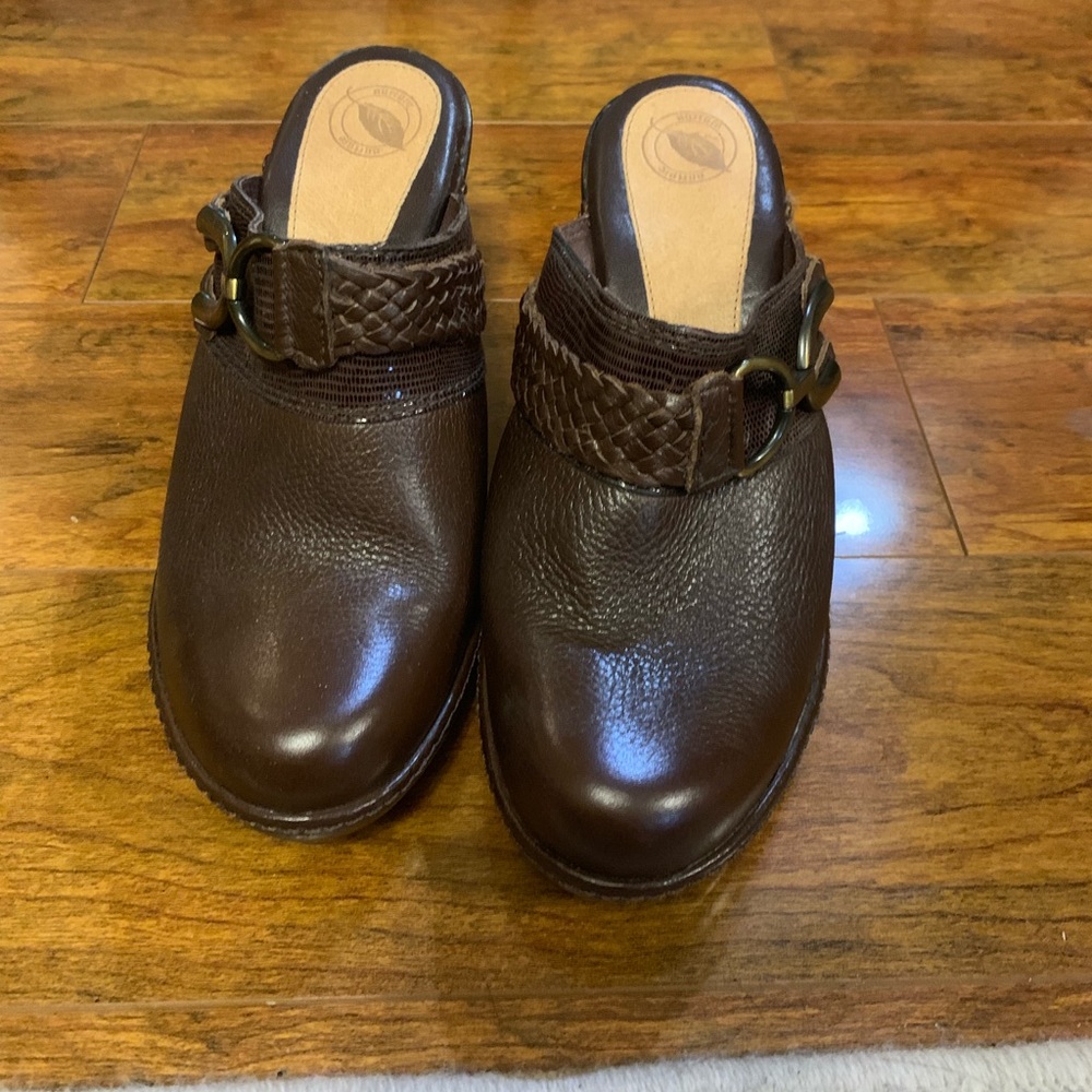 Leather clogs with heel